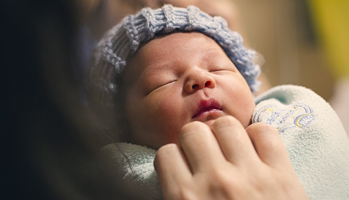 Congé hospitalisation du nouveau-né : la CPAM rappelle et précise le régime actuel