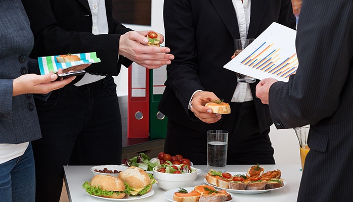 Covid-19 : reconduction des mesures permettant la prise de repas sur les lieux de travail